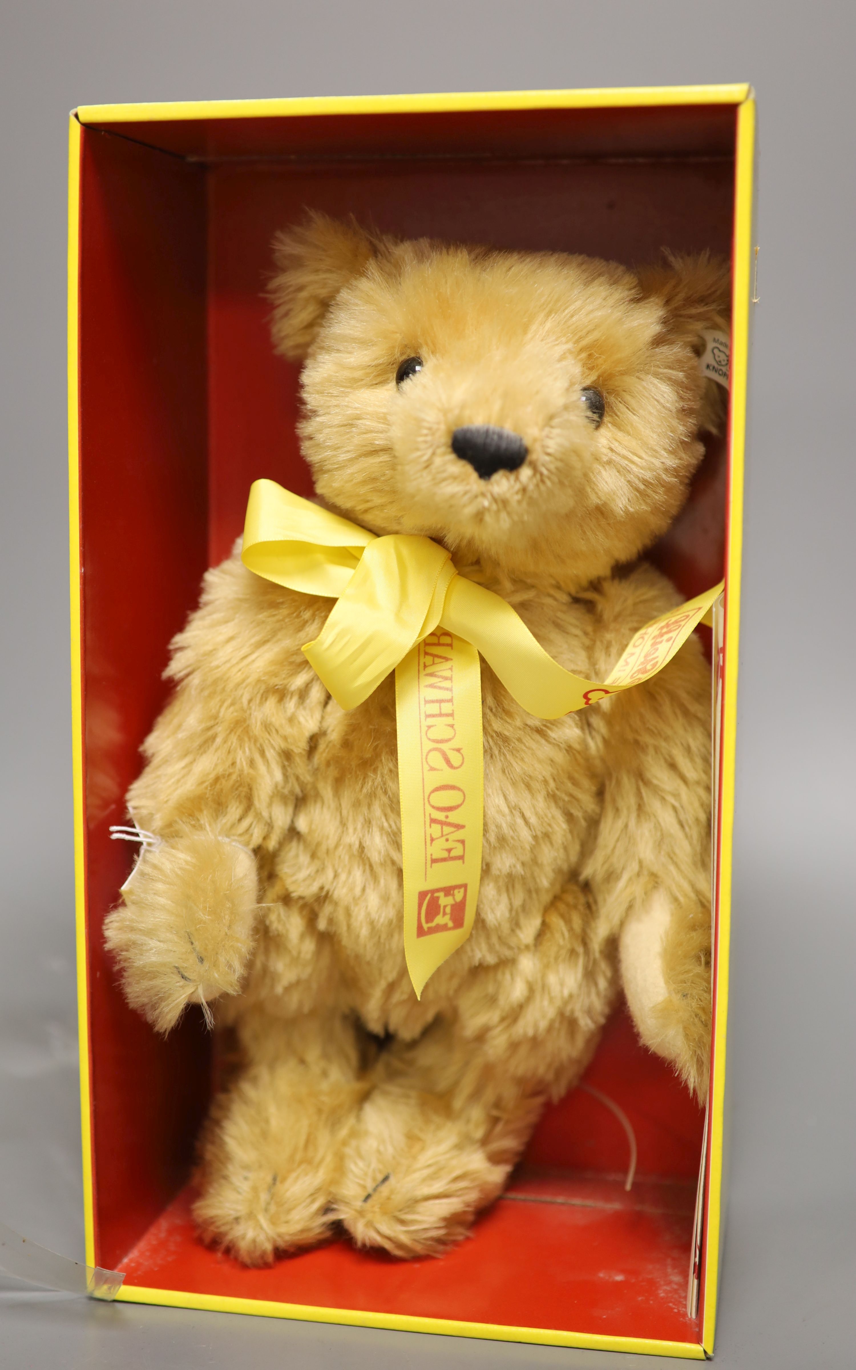 A 1993 musical Steiff bear for FAO Scwarz, box and certificate (1)